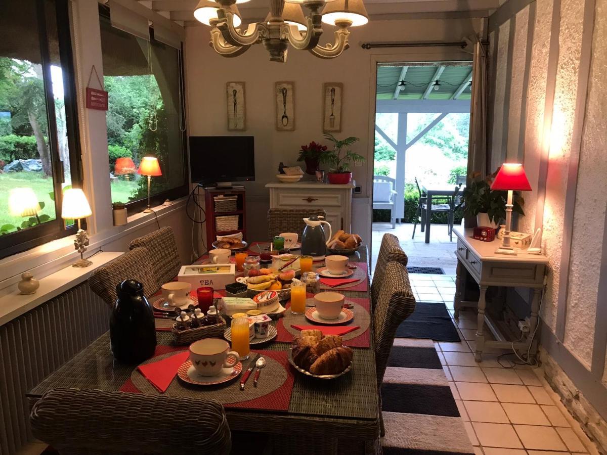 Les Chaumieres Du Pays D'Auge Bed and Breakfast Le Breuil-en-Auge Exteriör bild